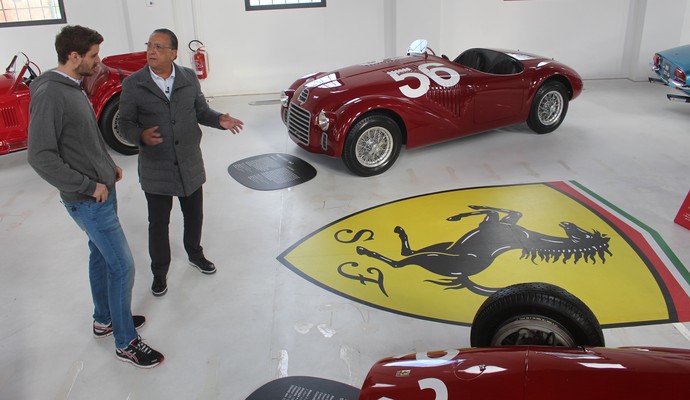 Galvão e Bruninho no museu da Ferrari em Modena (Foto: Sidney Garambone)