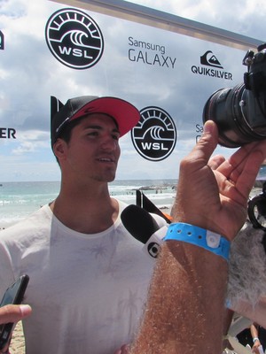 Gabriel Medina concede entrevistas após eliminação em Gold Coast (Foto: Luciana Pinciara / Motion Photos)