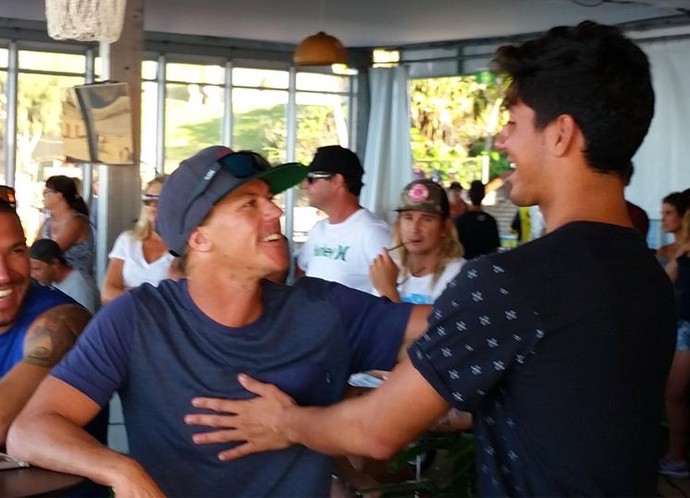 Gabriel Medina conversa amigavelmente com Glenn Hall após eliminação em Gold Coast - Mundial de Surfe (Foto: Divulgação)