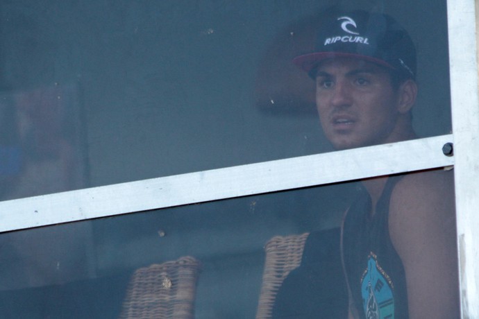 Gabriel Medina observa baterias da repescagem em Gold Coast - mundial de surfe (Foto: Luciana Pinciara / Motion Photos)