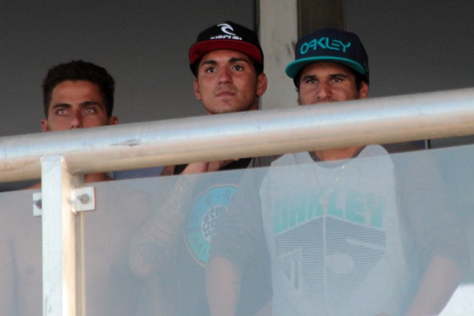 Gabriel Medina com Filipe Tooledo e Ítalo Ferreira acompanhando as baterias da repescagem em Gold Coast Mundial de Surfe (Foto: Luciana Pinciara / Motion Photos)