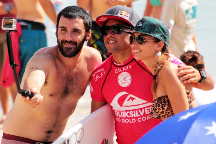 Adriano de Souza, o Mineirinho, atende fãs após vitória na segunda fase da etapa de Gold Coast - Mundial de Surfe (Foto: Luciana Pinciara / Motion Photos)