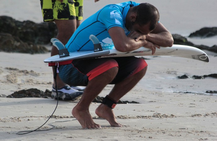 Jadson André antes de entrar na água para a segunda fase da etapa de Gold Coast do Mundial de Surfe (Foto: Luciana Pinciara / Motion Photos)