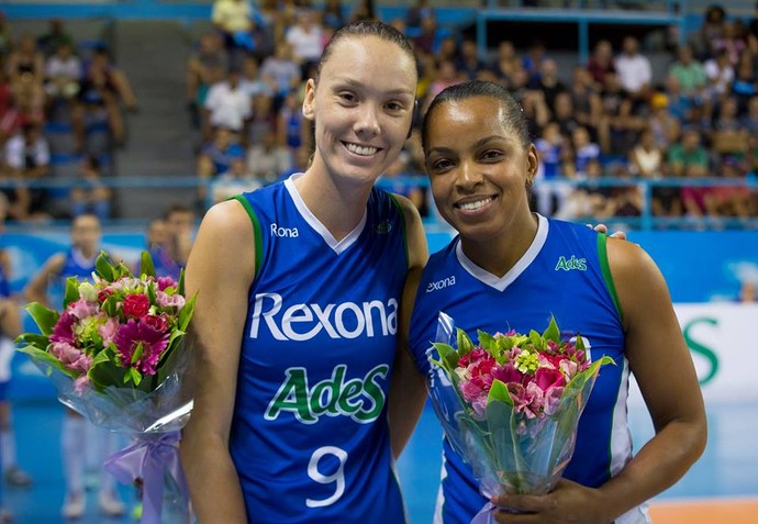 Fofão recebe flores de Roberta (Foto: Marcio Rodrigues/MPIX)