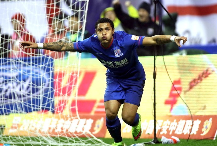 Paulo Henrique comemora gol do Shangai Shenhua (Foto: Reprodução)