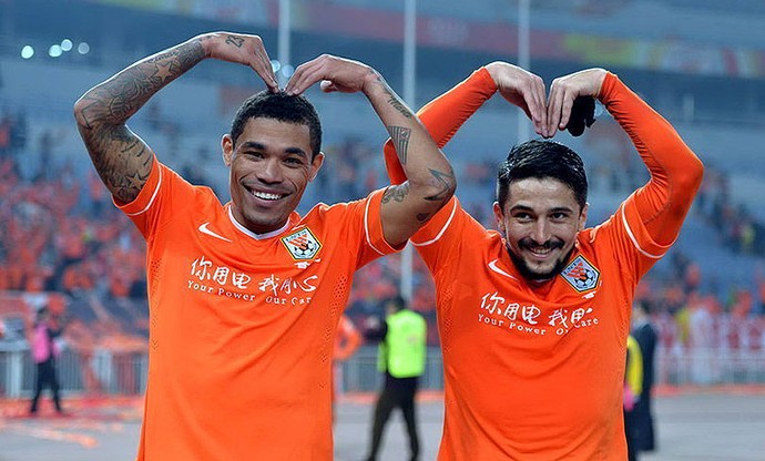 Júnior Urso e Aloísio fazem graça na vitória do Shandong Luneng (Foto: Reprodução)