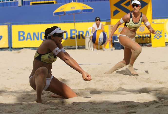 Irmãs Maria Clara e Carol perdem para Thais e Fabíola e perdem chance de título (Foto: Paulo Frank/CBV)