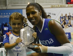 Com o troféu de melhor em quadra, Regiane recebe carinho do torcedor após boa atuação.  (Foto: ALEXANDRE ARRUDA/CBV)