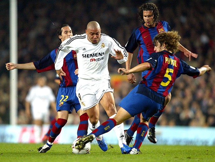 ronaldo real madrid puyol thiago motta barcelona 06/12/2003 (Foto: Agência Getty Images)