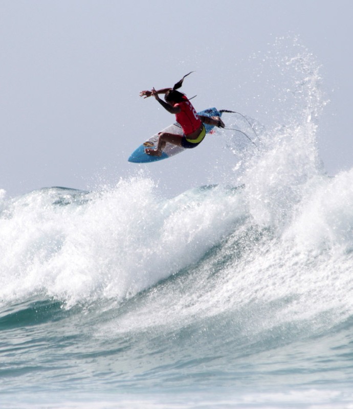 Silvana Lima executa aéreo espetacular e tira primeiro 10 da etapa de Gold Coast do Mundial de Surfe (Foto: Luciana Pinciara)