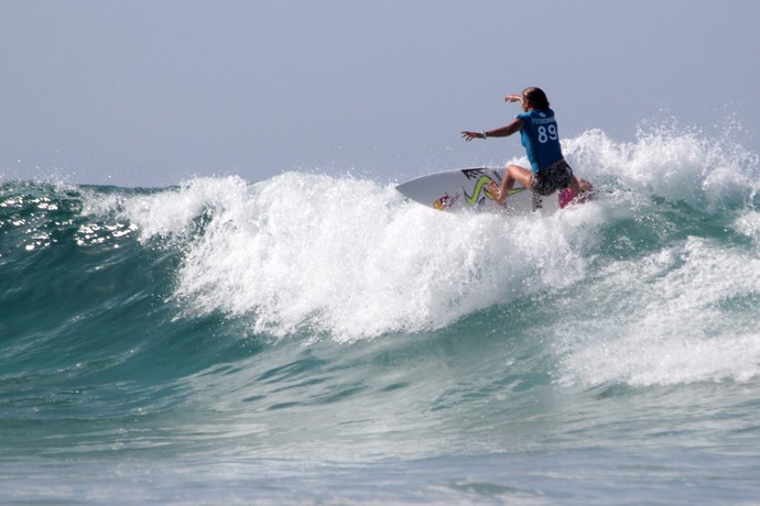 Sally Fitzgibbons na quarta fase da etapa de Gold Coast do Mundial de Surfe (Foto: Luciana Pinciara / Motion Photos)