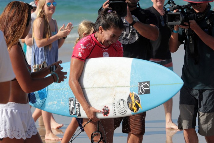 Silvana Lima sorri após vitória na quarta fase da etapa de Gold Coast do Mundial de Surfe (Foto: Luciana Pinciara / Motion Photos)