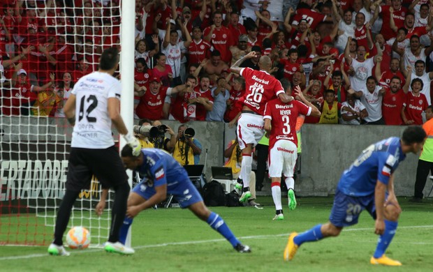 Réver comemora a virada e o primeiro gol pelo Inter (Foto: Diego Guichard)