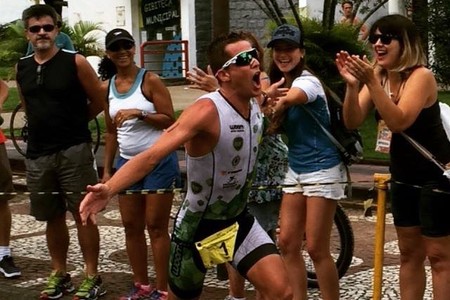 Marcus Fernandes é cumprimentado após vencer 24ª edição do Triathlon de Santos (Foto: Reprodução / Instagram)