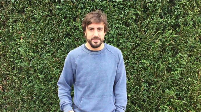 Fernando Alonso envia mensagem de vídeo para os fãs e agradece apoio após acidente (Foto: Reprodução/YouTube)