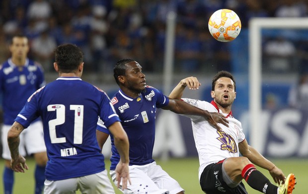 Willians em ação pelo Cruzeiro, diante o Huracán (Foto: Gualter Naves/Light Press/Cruzeiro)