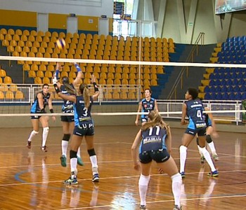 Treino do time de vôlei feminino de Araraquara - 2014 (Foto: Paulo Chiari/EPTV)