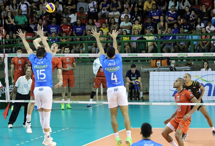 Poupando titulares, equipe de vôlei do Cruzeiro foi derrotada pelo Sesi-SP, em Contagem (Foto: Renato Araújo/Divulgação/Cruzeiro)