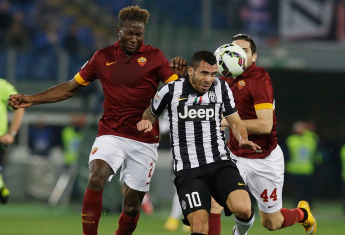 Mbiwa e Tevez x Juventus (Foto: AP)