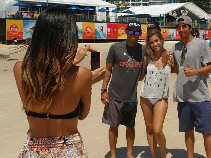 Jadson André e Miguel Pupo são tietados por fãs em Gold Coast - Mundial de Surfe (Foto: Felipe Siqueira)