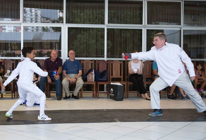 Thomas Bach aula de esgrima coi (Foto: Divulgação/IOC)