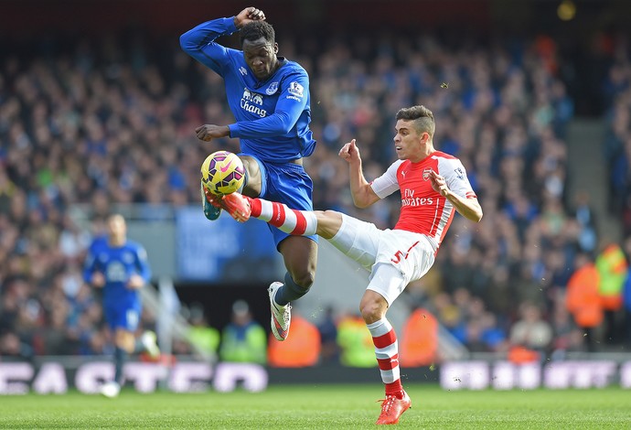 Gabriel Paulista e Lukaku, Arsenal x Everton (Foto: Reuters)