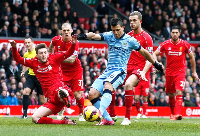 Aguero e Lallana, Liverpool x Manchester City (Foto: Reuters)