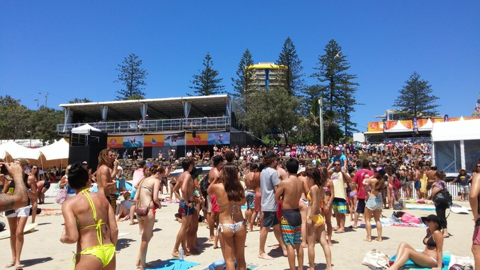 Praia de Snapper Rocks estava cheia nesse domingo durante Expression Session - surfe gold coast (Foto: Felipe Siqueira)