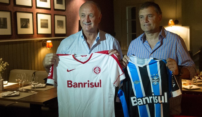 Felipão e Aguirre posam com as camisas dos clubes (Foto: Alexandre Lops/Inter)