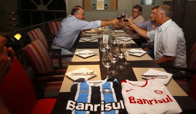 Técnicos e auxiliares brindam a paz no Gre-Nal (Foto: Lucas Uebel/Grêmio)