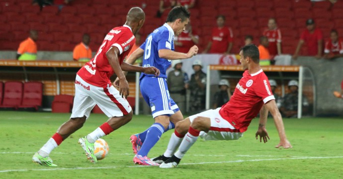 Réver aplica carrinho e afasta a bola (Foto: Diego Guichard)