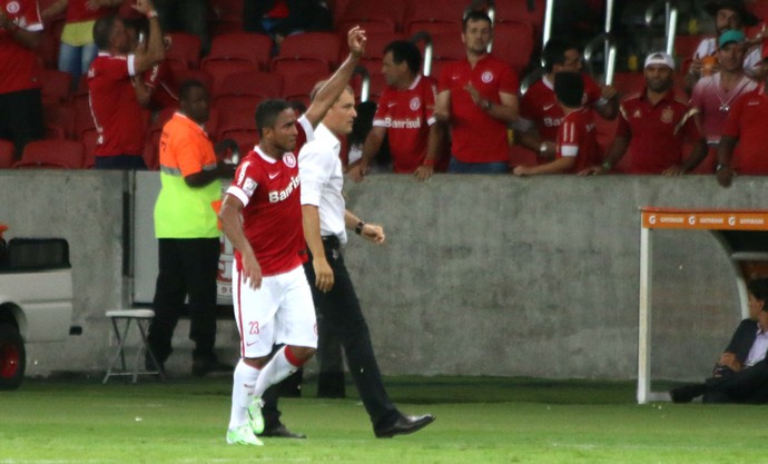 Após o gol, Jorge Henrique abraça Diego Aguirre (Foto: Diego Guichard)