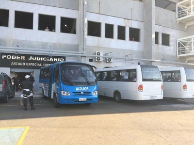 Torcedores de Flu e Vasco são detidos após briga (Foto: Edgard Maciel de Sá)