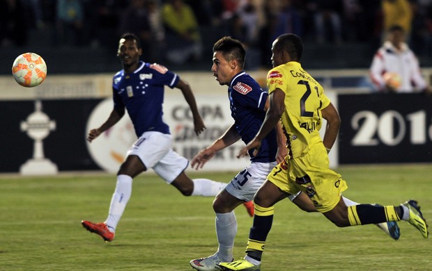 Willian e Ramiro, Cruzeiro x Universitário Sucre (Foto: AFP)