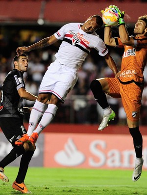 Luis Fabiano São Paulo x Danubio (Foto: Marcos Ribolli)