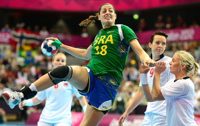 Eduarda Amorim na partida de handebol do Brasil contra Noruega (Foto: AFP)