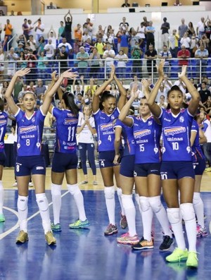 Minas estreou novo uniforme na partida contra o Rio do Sul (Foto: Orlando Bento / Minas Tênis)