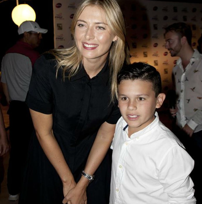 Maria Sharapova ao lado de um fã (Foto: Divulgação)