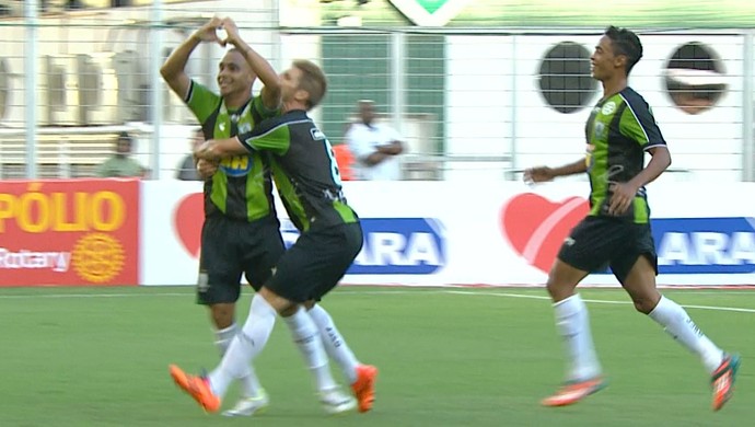 Bryan comemora golaço contra o Atlético-MG (Foto: Reprodução / TV Globo Minas)