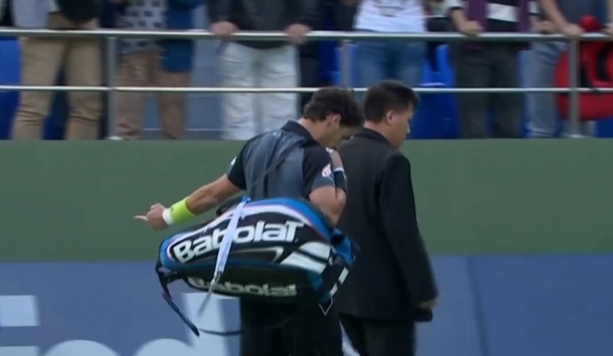 Fabio Fognini mostra o dedo médio (Foto: Reprodução SporTV)