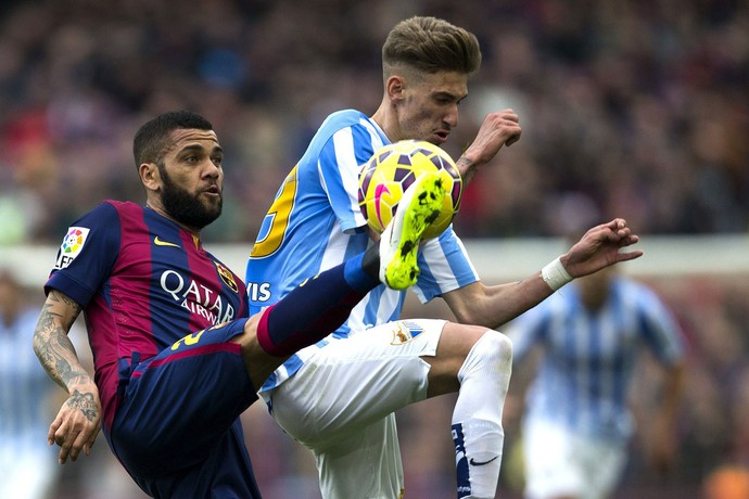 Dani Alves e Castillejo, Barcelona x Malaga (Foto: EFE)