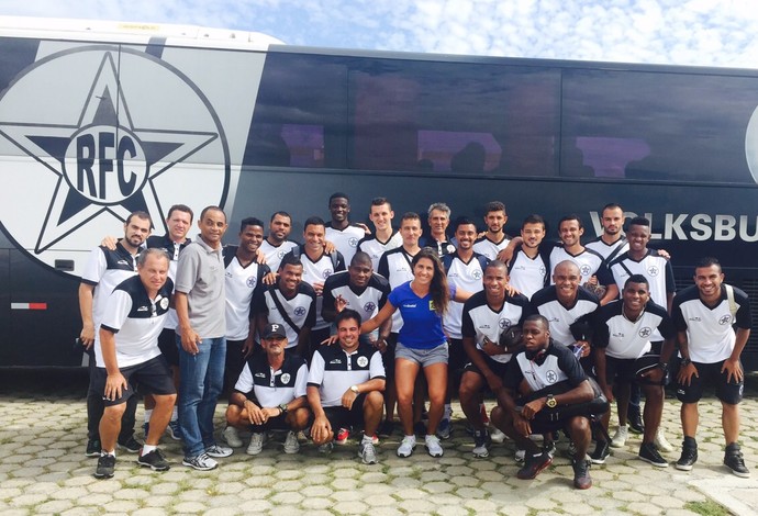 Maria Elisa posa para foto com a delegação do Resende em Saquarema (Foto: Divulgação/Usina da Comunicação)