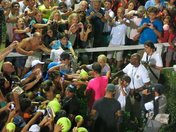 Nadal é cercado pelos fãs na saída da vitória sobre Busta (Foto: Thiago Quintella)