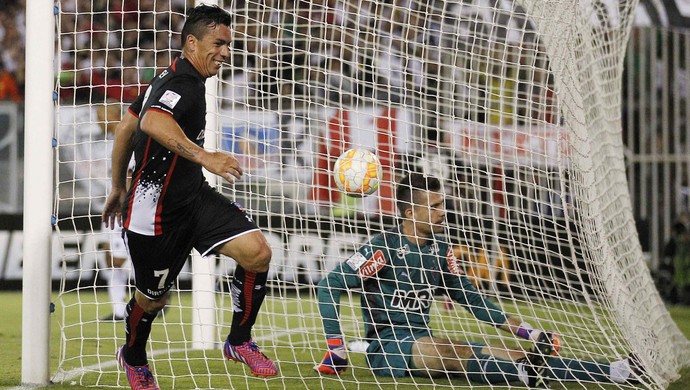 Esteban Paredes comemora gol do Colo-Colo marcado diante do goleiro Victor do Atlético-MG (Foto: Reuters)