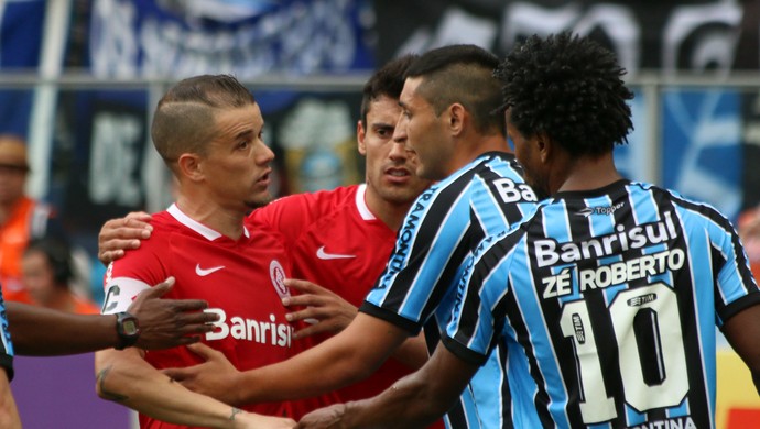 D'Alessandro discute com Alan Ruiz (Foto: Diego Guichard)