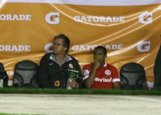 Anderson recorre ao balão de oxigênio após ser substituído (Foto: Diego Guichard)