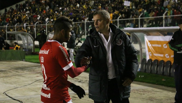 Léo e Aguirre no jogo do Inter em La Paz (Foto: Diego Guichard/GloboEsporte.com)