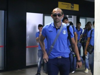 barcos chegada grêmio aeroporto (Foto: Eduardo Moura/GloboEsporte.com)