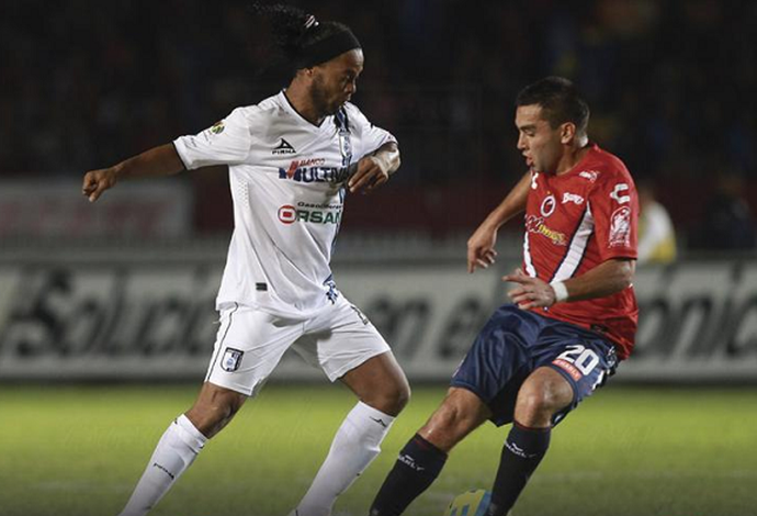 Ronaldinho em ação pelo Querétaro em 2015 (Foto: Divulgação)