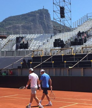 Rafael Nadal treinando no Rio de Janeiro com Cristo Redentor ao fundo (Foto: Reprodução / Facebook)